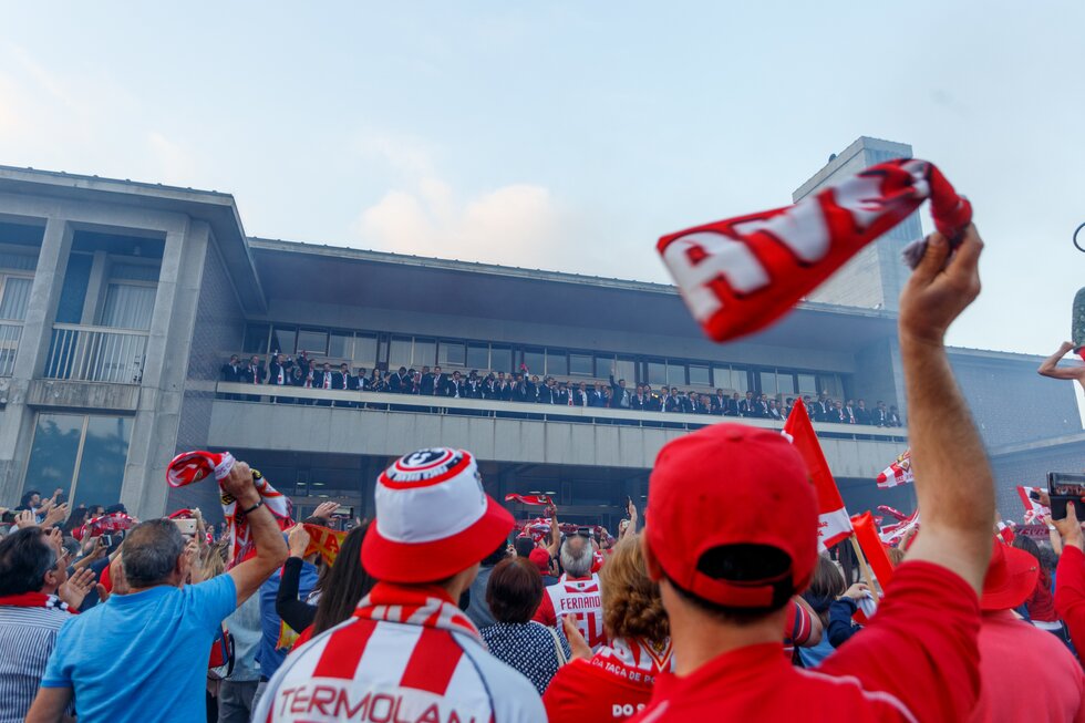 Centenas de adeptos marcaram presen&ccedil;a na Pra&ccedil;a 25 de Abril
