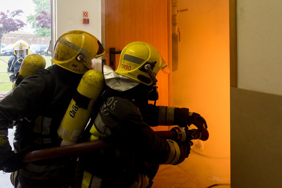 Momento em que os bombeiros tentam apagar o inc&ecirc;ndio