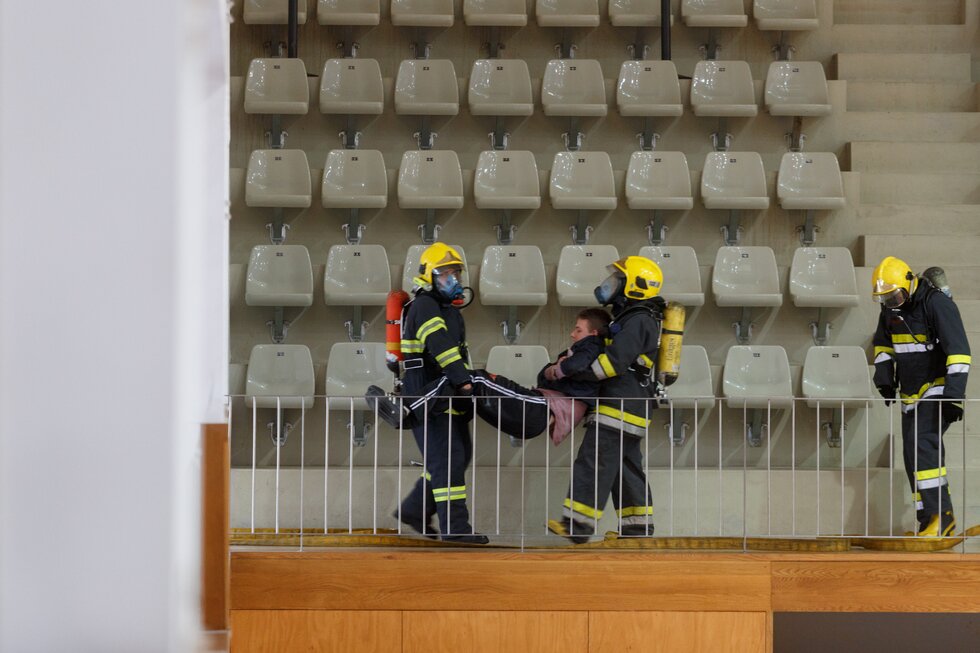 Um dos feridos a ser transportado pelos bombeiros
