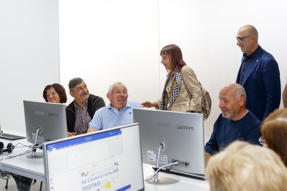 A ministra e o presidente da C&acirc;mara visitaram o novo espa&ccedil;o digital SantoTirso.net