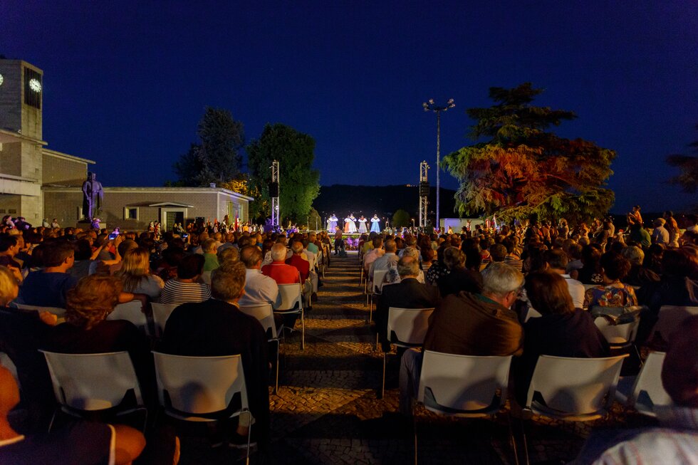 Pra&ccedil;a 25 de abril cheia para ver mais uma edi&ccedil;&atilde;o de Dan&ccedil;as do Mundo