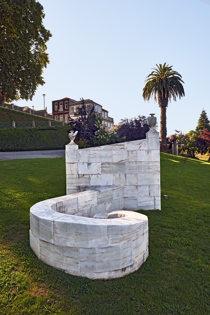 Escultura de Amy-Yoes no MIEC ao ar livre