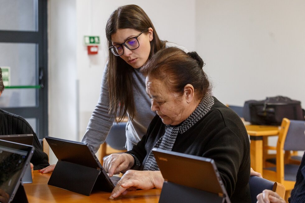 JOVENS VOLUNT&Aacute;RIOS ENSINAM IDOSOS _