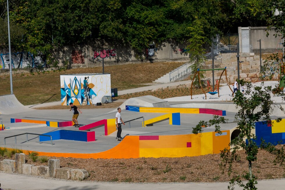 Skate parque permite a pr&aacute;tica de skate, BMX e patins em linha