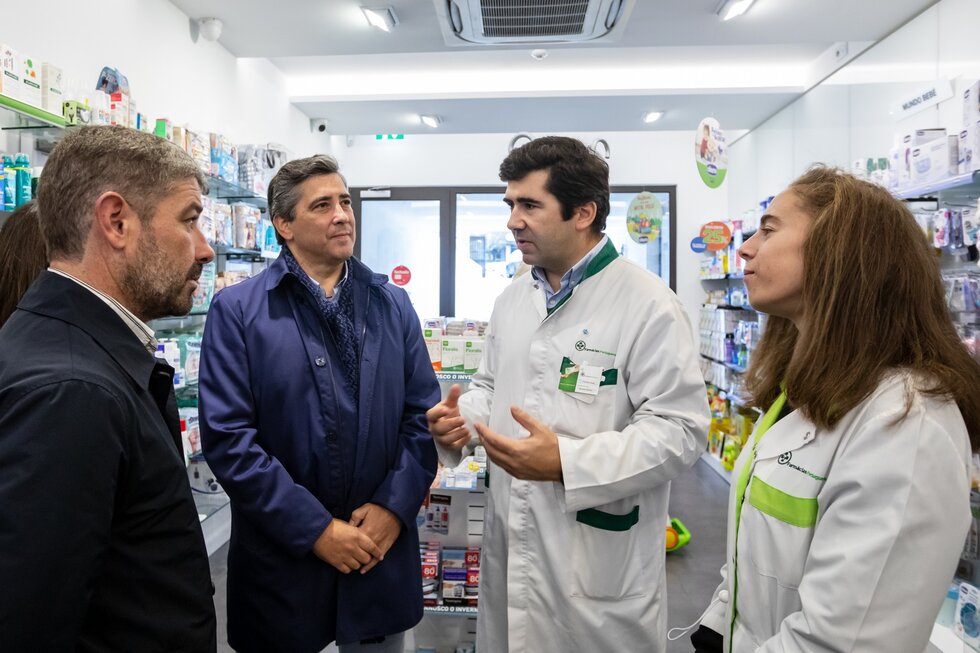 O presidente da C&acirc;mara Municipal de Santo Tirso visitou dois espa&ccedil;os comerciais que aderiram &agrave; iniciativa  (1)