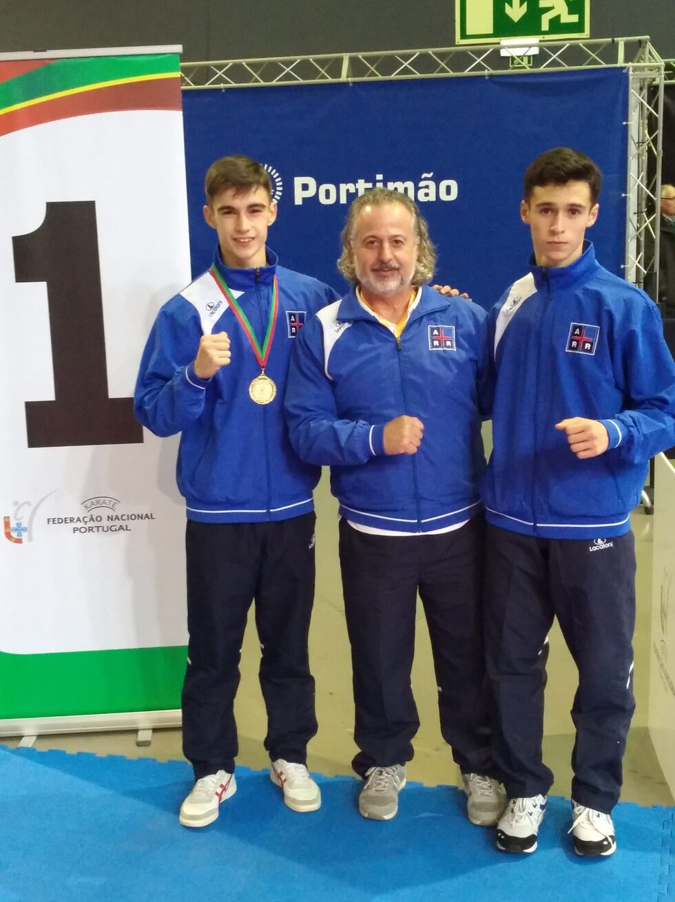 Francisco Silva, da Associa&ccedil;&atilde;o Recreativa de Rebord&otilde;es, com a medalha de campe&atilde;o nacional em kumit&eacute; cadetes