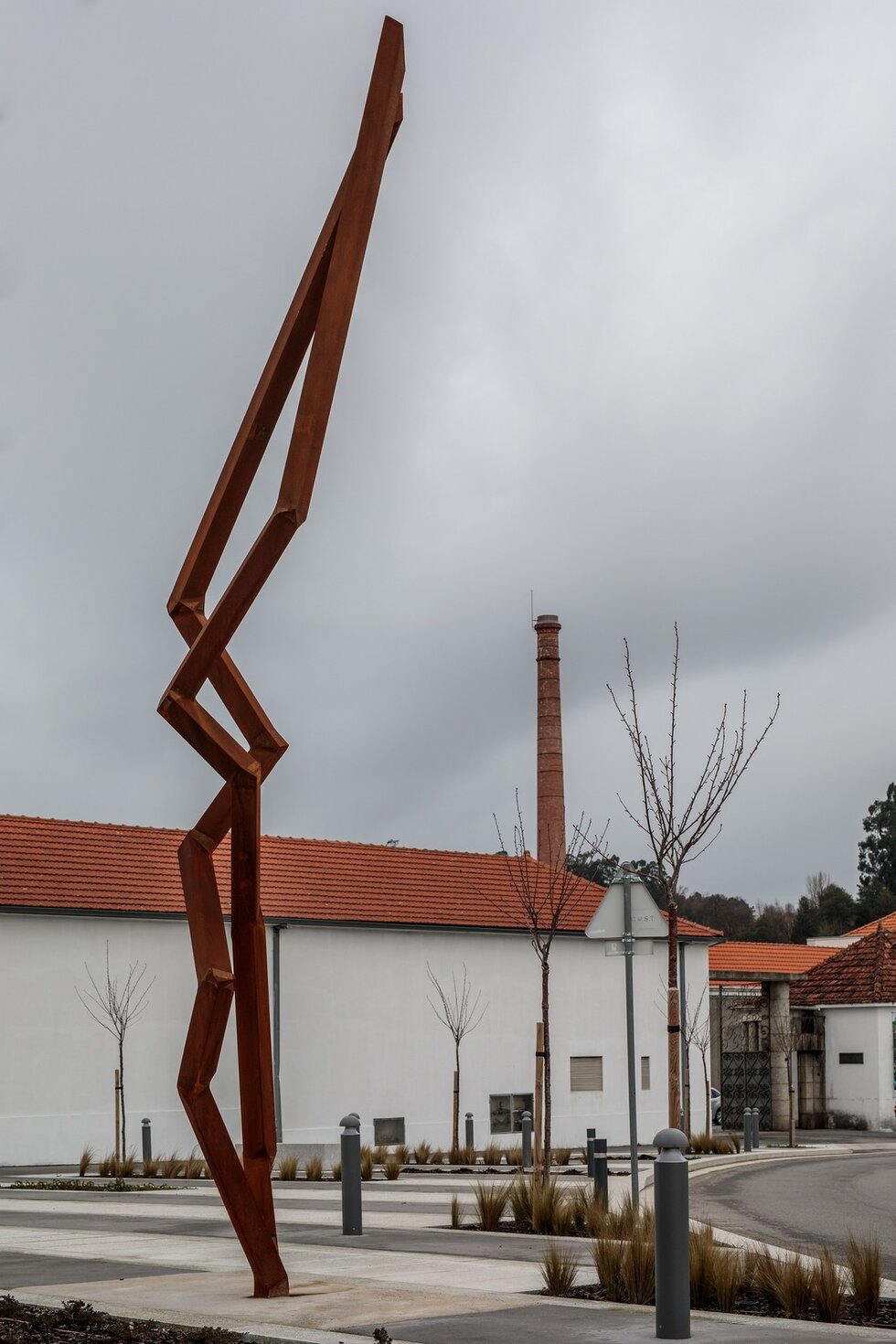 Obra &eacute; inspirado num dos mais ic&oacute;nicos elementos arquitet&oacute;nicoda F&aacute;brica de Santo Thyrso, a chamin&eacute;