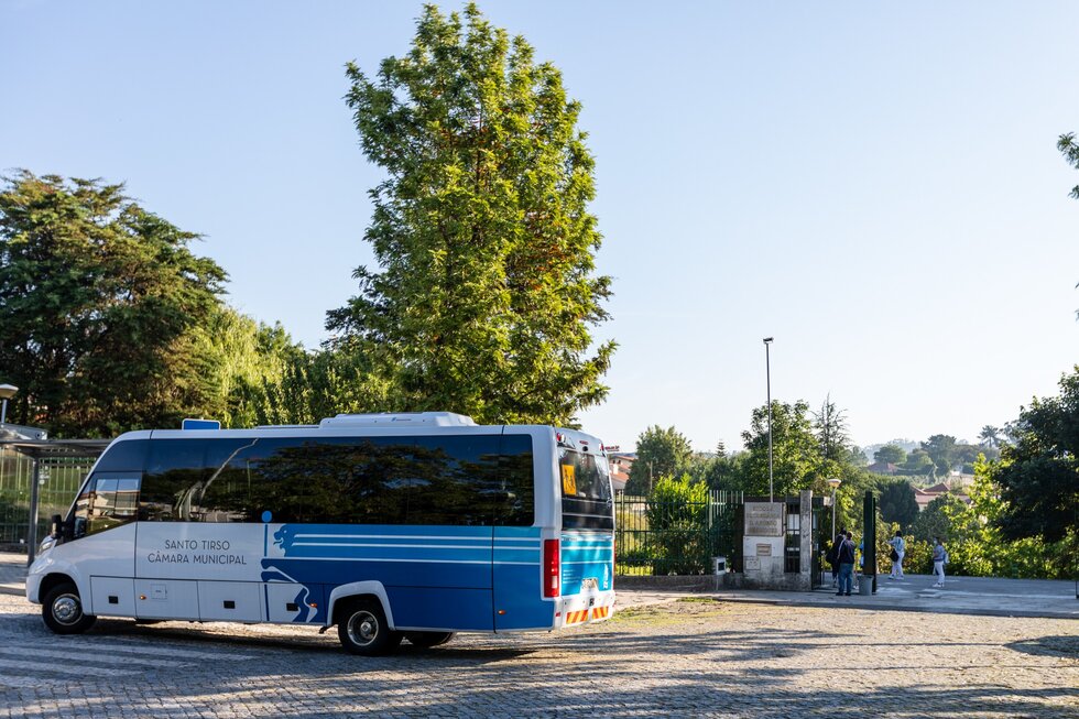 Chegada dos alunos transportados pela C&acirc;mara de Santo Tiros &agrave; Escola D. Afonso Henriques (2)