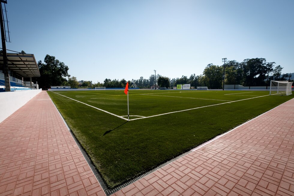 Novo relvado resulta de um investimento de 300 mil euros