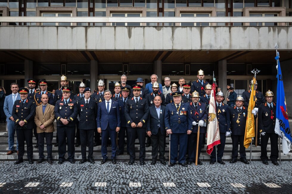Durante a sess&atilde;o solene foram entregues 20 medalhas a bombeiros e elementos de &oacute;rg&atilde;os sociais