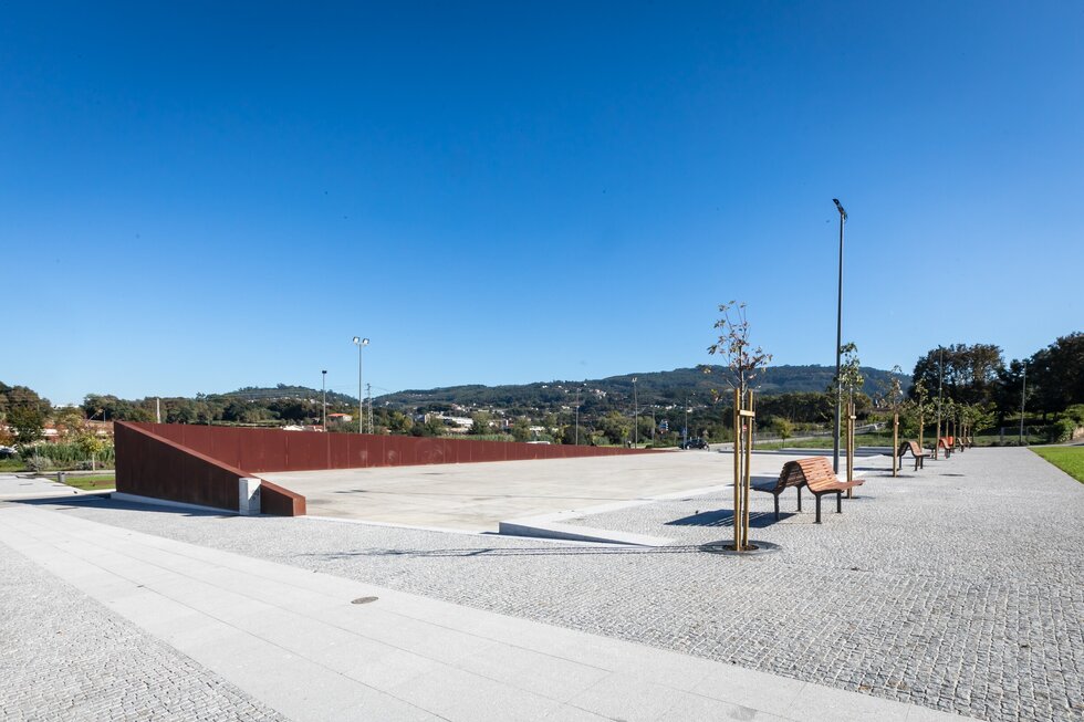 Praça exterior da Fábrica de Santo Thyrso