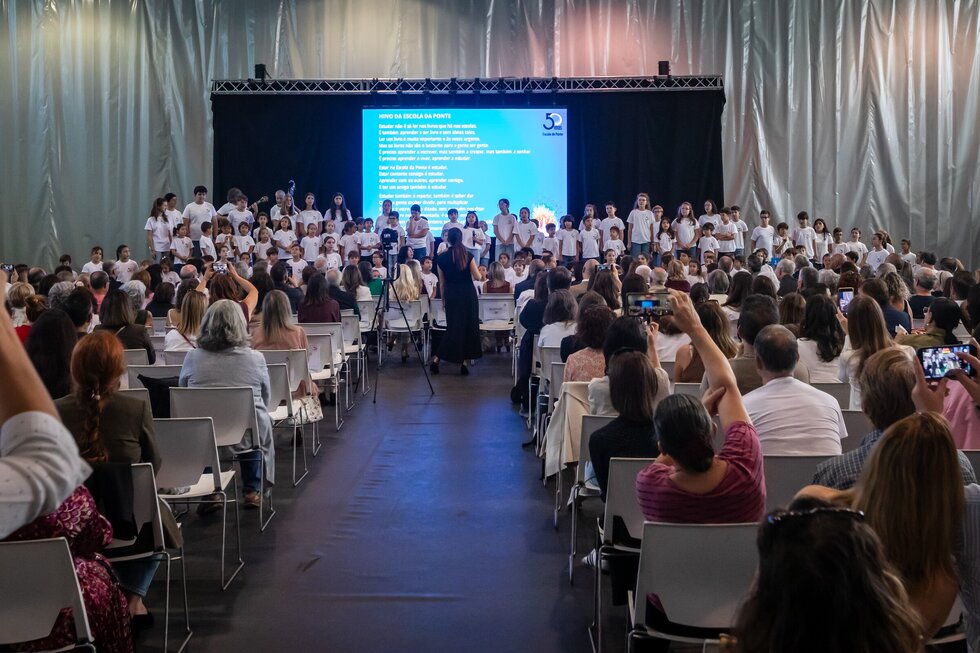 Cerim&oacute;nia terminou com os alunos a cantarem o hino da escola